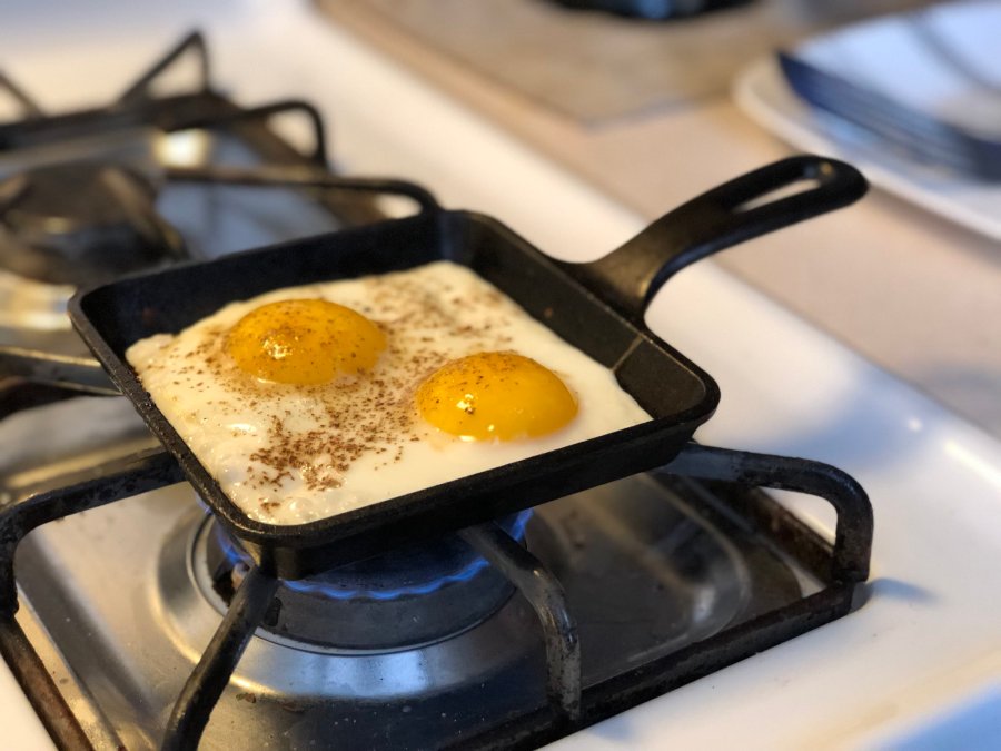 Sunny side up eggs: cast iron vs. Teflon